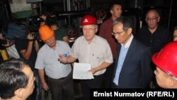 Делегация во главе с премьер-министром Джоомартом Оторбаевым инспектирует готовность Оша к отопительному сезону.