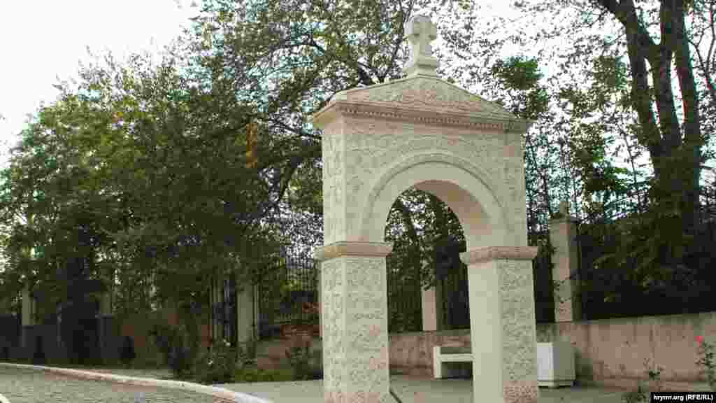 Свято-Климентовский мужской монастырь &ndash; один из древнейших пещерных монастырей. Так выглядит арка у входа на подворье храмового комплекса с надписью &laquo;Благословение святой обители&raquo;. Об этом &ndash; в фотогалерее&nbsp;