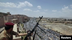 Солдаты армии Йемена в столичном городе Санаа. 3 июня 2011 г. REUTERS.