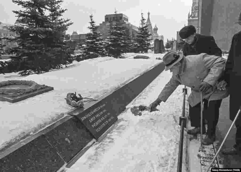 Американски комунисти полагат цветя на плочата в памет на Рид до Кремъл през 1981 г. На заден план е мавзолеят на Ленин. Холивудският филм &bdquo;Червените&ldquo; от 1981 г., спечелил три награди &bdquo;Оскар&ldquo;, е базиран на живота на Рид. През 1999 г. книгата на Рид е обявена за едно от най-важните журналистически произведения от Нюйоркския университет. Членовете на журито пишат: &bdquo;Може би най-противоречивата работа в нашия списък е седмата, книгата на Джон Рид &bdquo;Десет дни, които разтърсиха света&ldquo;, репортаж за Октомврийската революция в Русия през 1917 г. Да, както отбелязват консервативните критици, Рид е бил партизанин. Да, историците биха се справили по-добре. Но това може би е най-важната новинарска история на века и Рид е бил там, и Рид можеше да пише.&quot;