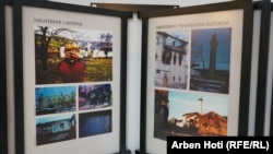 Fotografi të ekspozuara ku tregohet shkatërrimi i shtëpive dhe i trashëgimisë kulturore të Kosovës.