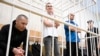 Avocații fostului opozant politic Aleksei Navalnîi, Igor Sergunin (s), Aleksei Liptser (c) și Vadim Kobzev (d), au fost condamnați la ani de închisoare pentru „extremism”.

