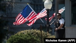 Архівне фото: працівник Секретної служби США на посту біля Білого дому