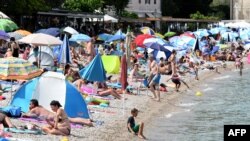 Prošle godine hrvatski turizam je cvao, sve dok sredinom kolovoza brojke zaraženih nisu eksplodirale i Jadran se u par dana ispraznio. Foto: Mošćenička draga, blizu Rijeke, srpanj 2020.