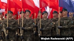 Полски војници на парада во Варшава, август 2024 г.