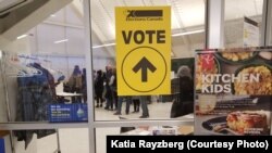 Glasanje na izborima u mjestu Mississauga, Kanada, 2019.