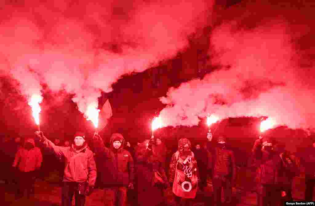 ... în vreme ce acești participanți au aprins torțe în memoria &bdquo;Celor o sută de martiri&rdquo;.