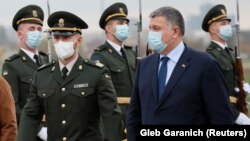 Віталій Марків і Арсен Аваков по прильоту до Києва, 4 листопада 2020 року