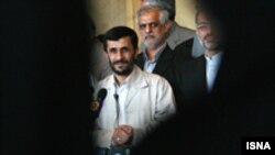 آقای احمدی نژاد در قبال رابطه با جهان ديدگاهی کاملا متفاوت دارد و با کردار و رفتار خود نشان داده است که ستيزه جويی با «قدرت ها» را شرط عافيت می داند.