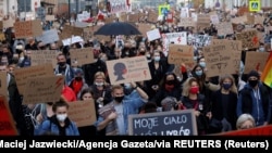 Протести у польських містах почалися у жовтні, коли Конституційний суд країни постановив дозволити аборти лише у випадках зґвалтування чи інцесту або коли вагітність загрожує життю матері