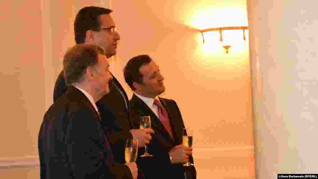 Ion Hadârcă, Vlad Filat şi Marian Lupu îşi admiră miniştri la inaugurarea Guvernului Leancă