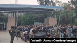 Românii din Congo așteaptă la controlul de frontieră de la intrarea în Ruanda.