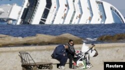 Побачити на власні очі італійський «Титанік» щодня прибувають сотні допитливих туристів