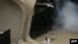 نیروهای پلیس در روز بیست و چهارم خرداد ماه به سمت درب اصلی دانشگاه تهران گاز اشک آور پرتاپ کردند.