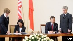 Condoleezza Rice (2nd L) i Radoslaw Sikorski potpisuju Sporazum 