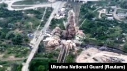 Взрыв после совместной операции Нацгвардии Украины, Сил специальных операций и СБУ по подрыву моста, соединяющего Северодонецк с Лисичанском и Рубежным в Луганской области. Это кадр из видео, которое обнародовала Нацгвардия 18 мая 2022 года