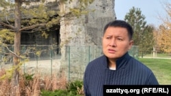 Қосай Маханбаев жанып кетен президент резиденциясының алдында. 29 қазан, 2025 жыл.