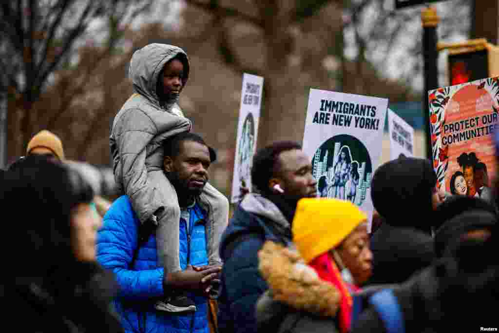 Pjesëmarrësit gjatë një tubimi kundër politikës së Trumpit për imigracionin në qytetin e Nju-Jorkut, më 18 janar.&nbsp;