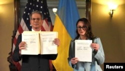 Міністр фінансів США Скотт Бессент та перша віцепрем'єр-міністерка – міністерка економіки України Юлія Свириденко підписали угоду у Вашингтоні, 30 квітня 2025 року