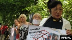 Розлана Таукина (оңдо) Алматыдагы митинг учурунда, 24-июнь, 2009