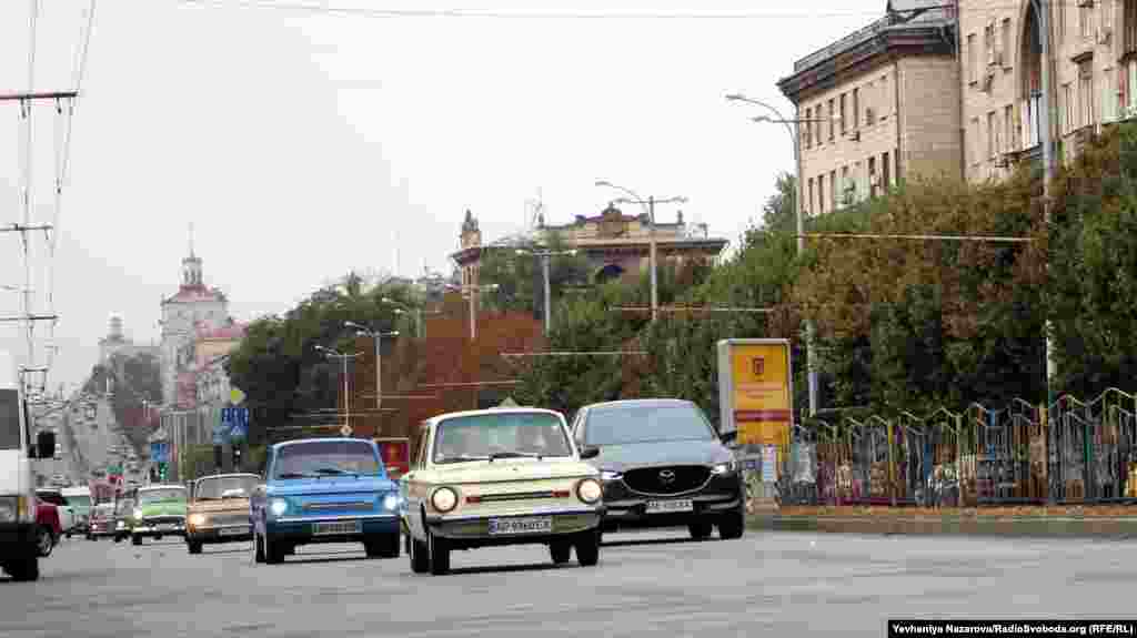 По дорозі власники ретро автомобілів робили зупинки, аби городяни могли роздивитися раритетні &laquo;запорожці&raquo; та сфотографуватися з ними