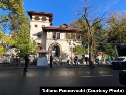 Граждане Республики Молдовы на избирательном участке в Бухаресте, Румыния