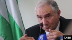 Валерий Бганба поблагодарил правительство за готовность продолжить работу и поручил министру внутренних дел Отару Хеция поддерживать общественный порядок