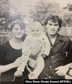 Mama Alinei a plecat în Marea Britanie pe când aceasta încă era copil. Alina a reușit să i se alăture ei în 1997, la vârsta de 17 ani. O poză de familie cu Alina și mama ei pe când aceasta era încă mică.