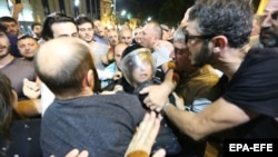 Sukob demonstranata s policijom tokom masovnog skupa ispred parlamenta u noći između 20. i 21. juna