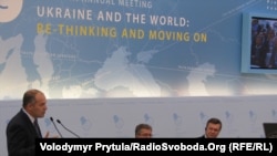 Віктор Пінчук, президенти Польщі Броніслав Коморовській та України Віктор Янукович під час відкриття конференції