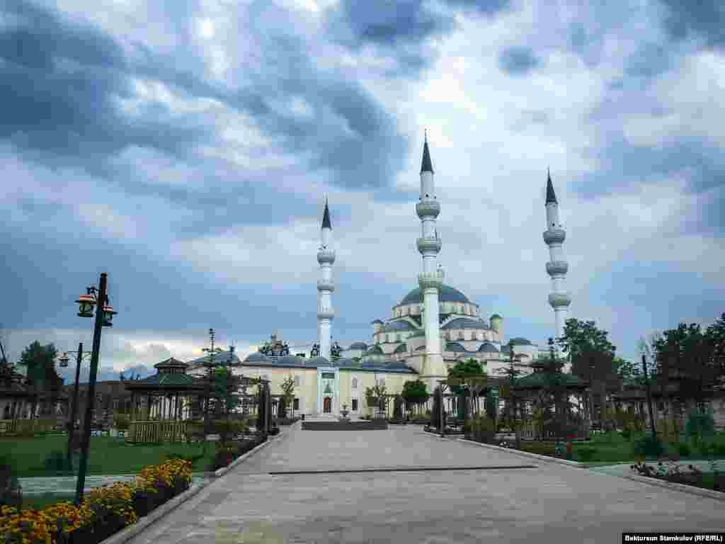Бишкек шаарындагы борбордук мечит. 31-июль, 2020-ж.