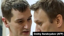 Aleksei Navalnîi (dreapta) și fratele lui Oleg în 2014 la un tribunal din Moscova, 30 decembrie 2014