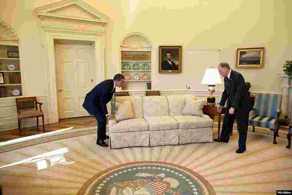 Обама со гувернерот на Вермот Џим Даглас резместуваат во Белата куќа