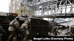 «Кіборги» під обстрілом забирають тіло побратима-танкіста, Донецьк, 19 жовтня 2014 року (фото Сергія Лойка)