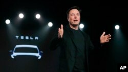 سهام جدید تنها در صورتی به ماسک اعطا خواهد شد که او تا سال ۲۰۲۷ در یک نقش اجرایی کلیدی در تسلا باقی بماند