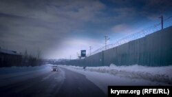 Стіна колонії в місті Лабитнангі, де утримується Олег Сенцов