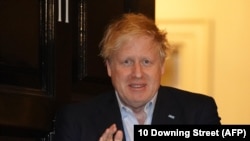 Джонсона забрали до лікарні з високою температурою і кашлем увечері 5 квітня. Наступного дня його перевели до відділення інтенсивної терапії