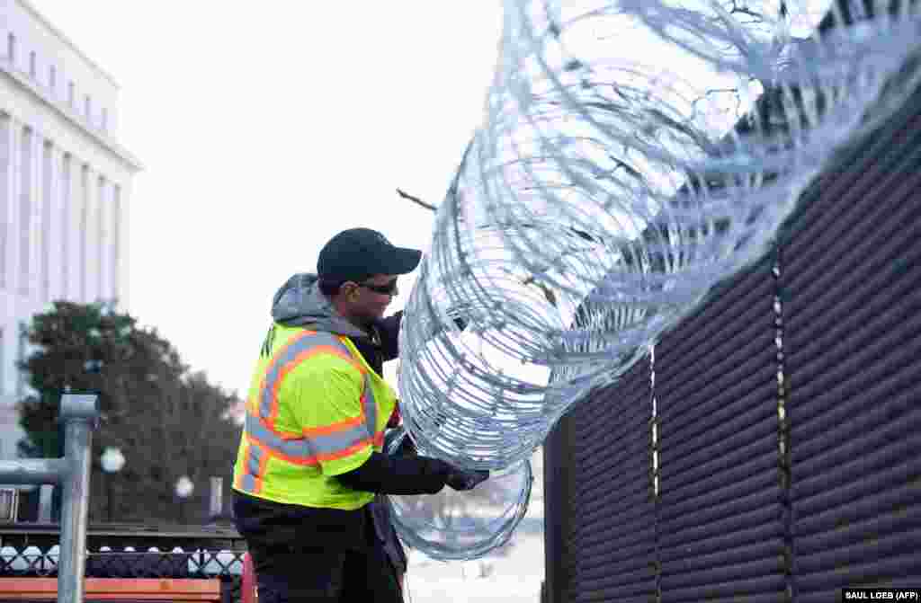 Szögesdróttal és biztonsági kerítésekkel veszik körbe a Capitoliumot Washingtonban, 2021.&nbsp; január 14-én.