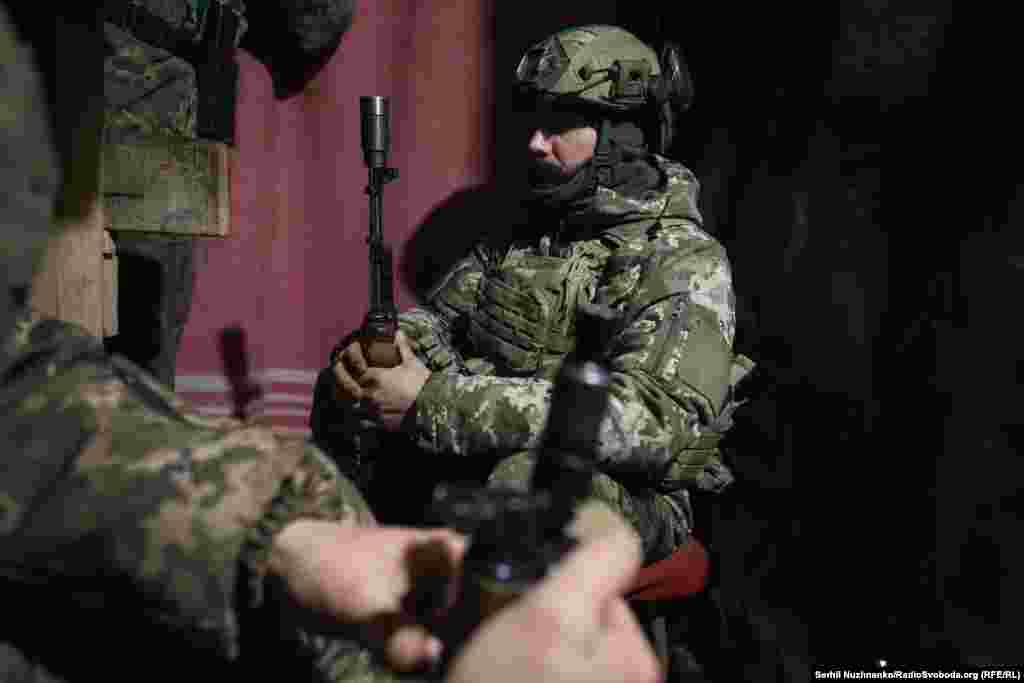 &laquo;Торецьке пекло&raquo; &ndash; інколи говорять військові про цей напрямок. Російські війська цілодобово штурмують українські позиції, якщо не вдається просунутись &ndash; рівняють їх із землею артилерією та авіацією. Канонада під Торецьком не замовкає. На фото: Володимир, командир мінометного розрахунку, йому 36 років, він із Кривого Рогу, де працював на металургійному заводі