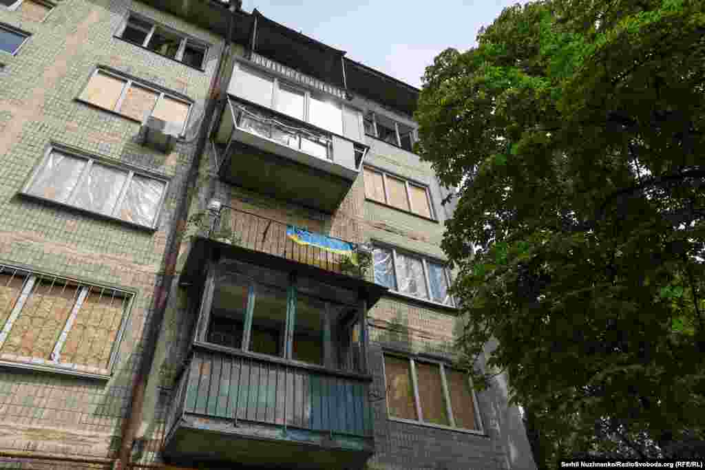 У квартирах, що частково постраждали від ударної хвилі, люди забивають вікна фанерою та дошками