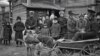 Farkasok húzzák a szekeret Krasznojarszkban 1904-ben.