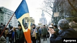 Revoluția Română la Timișoara. Aici, pe 21 decembrie 1989, după ce manifestanții preluaseră total controlul orașului. Armata refuza să mai tragă. În acea noapte a tras însă din plin la București. Numărul oficial al morților în decembrie 1989 este 1066.