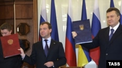 Президент України Віктор Янукович і його російський колега Дмитро Медведєв після підписання нової газової угоди в Харкові, 21 квітня 2010 року