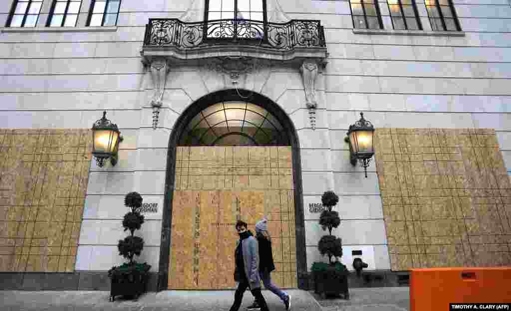 Deszkák védik a Bergdorf Goodman üzletének kirakatát az ötödik sugárúton New York-ban.
