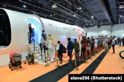 بازدیدکنندگان از نمایشگاه موتور دوبی در نوامبر ۲۰۱۹ در حال بازدید از نسخه آزمایشی هایپرلوپِ ویرجین یک