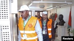 حضور ناطران اتحادیه عرب در یک ساختمان دولتی سوریه در درعا