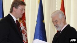 Komesar za proširenje EU, Štefan File, predaje Upitnik premijeru Srbije, Mirku Cvetkoviću, 24. novembar 2010. 