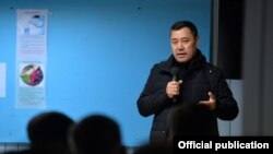 Садыр Жапаров “Кумтөр Голд Компани” ишканасында. Архив.