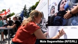 Первой под этой петицией сегодня подписалась бывшая первая леди Грузии Сандра Рулофс