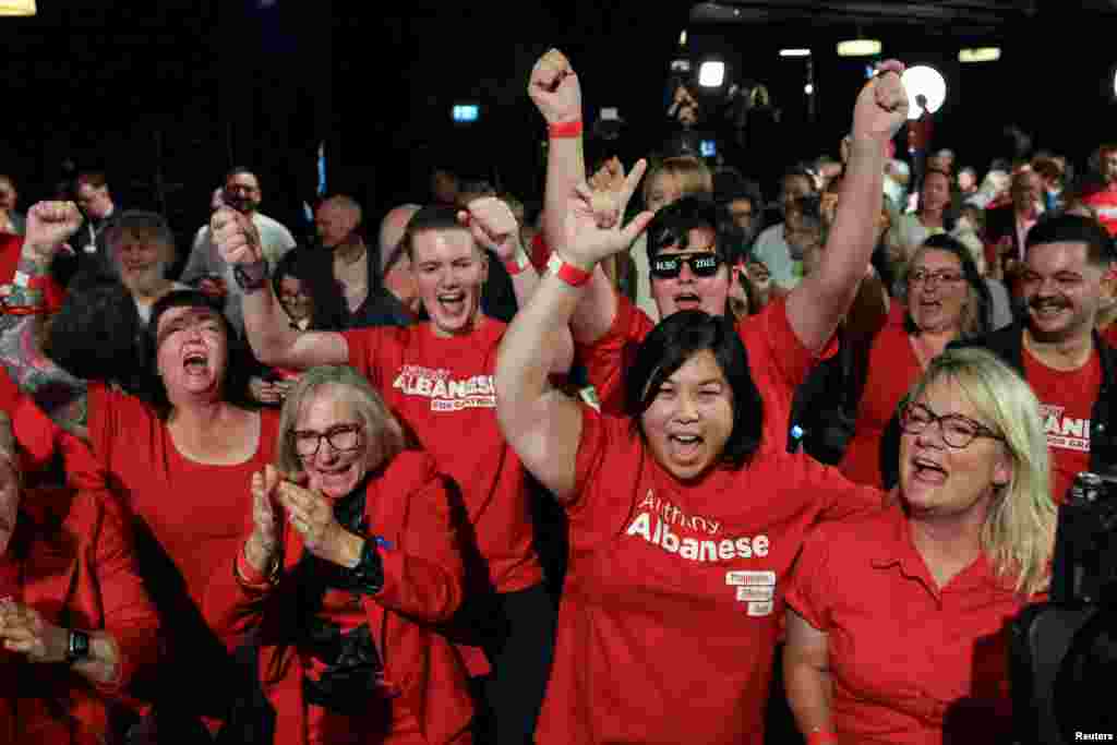 Сторонники Лейбористской партии после того, как местные СМИ предсказали ей победу в день федеральных выборов в Австралии, Сидней, 3 мая 2025 года. REUTERS/Hollie Adams